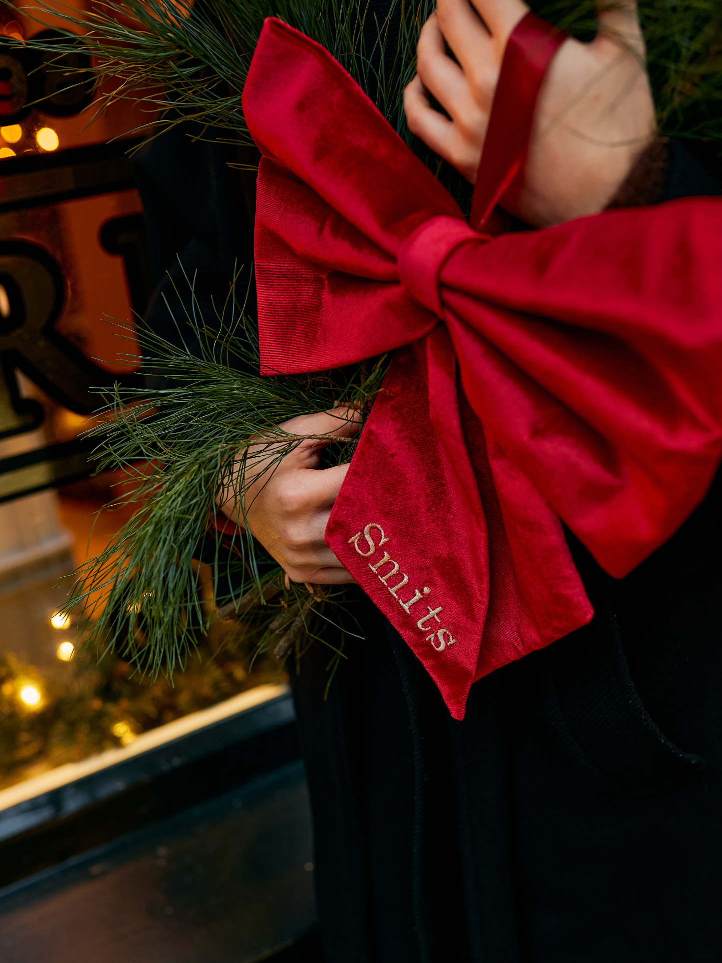 Een persoonlijk detail dat je huis elegant maakt: onze geborduurde kerststrik