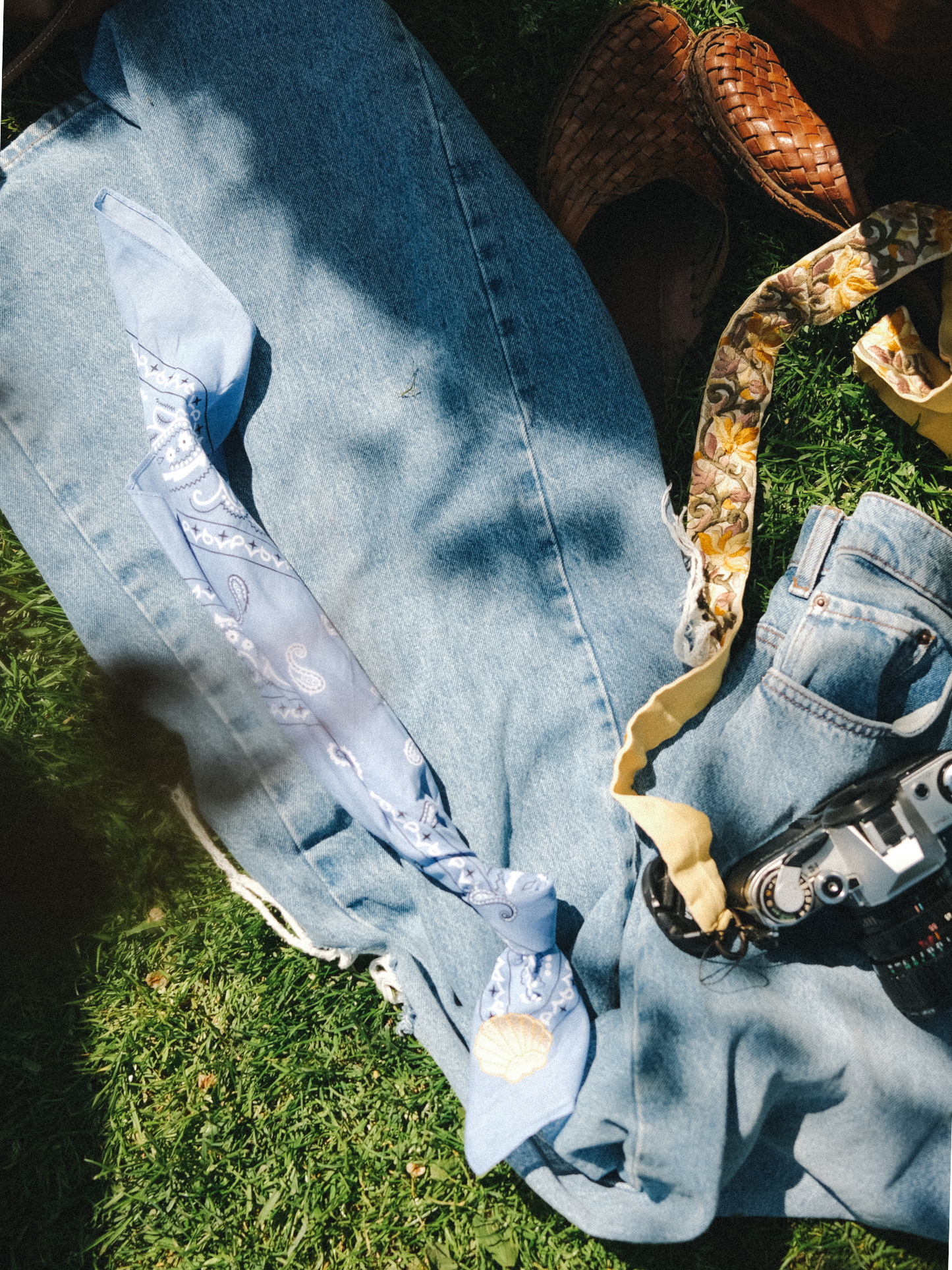 Light blue bandana with embroidered shelf