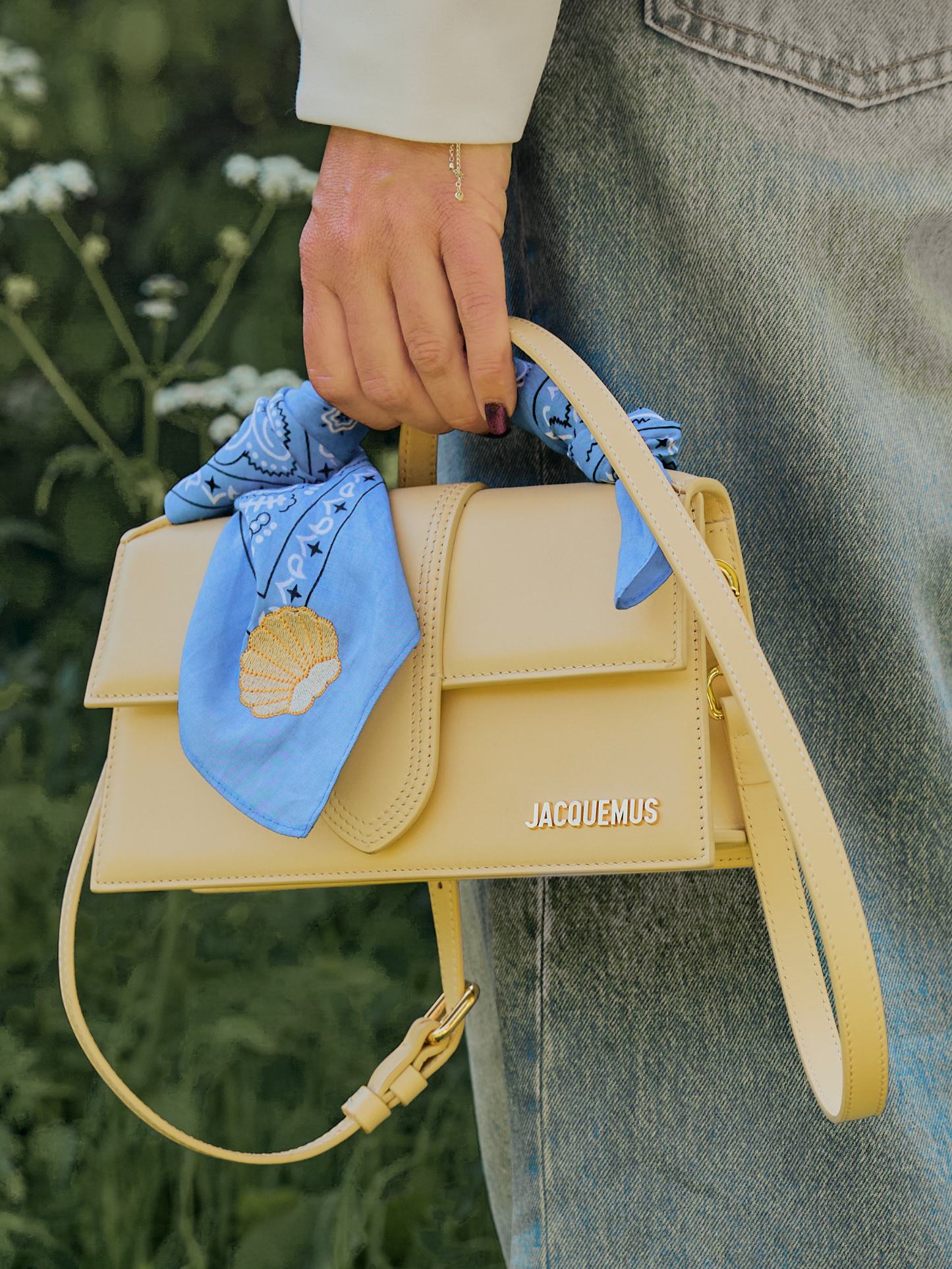Light blue bandana with embroidered shelf